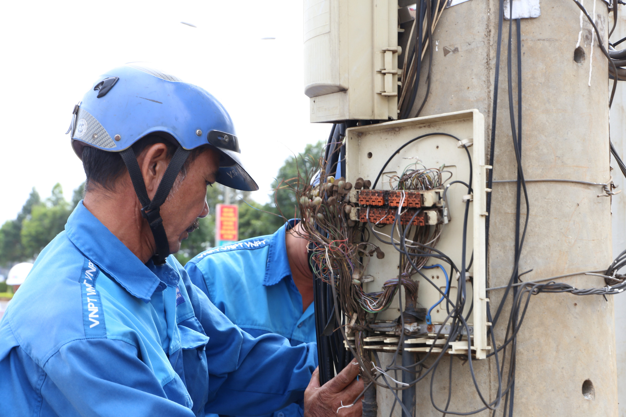 Đắk Lắk: Chỉnh trang lại hệ thống cáp viễn thông gây mất mỹ quan đô thị - Ảnh 2.