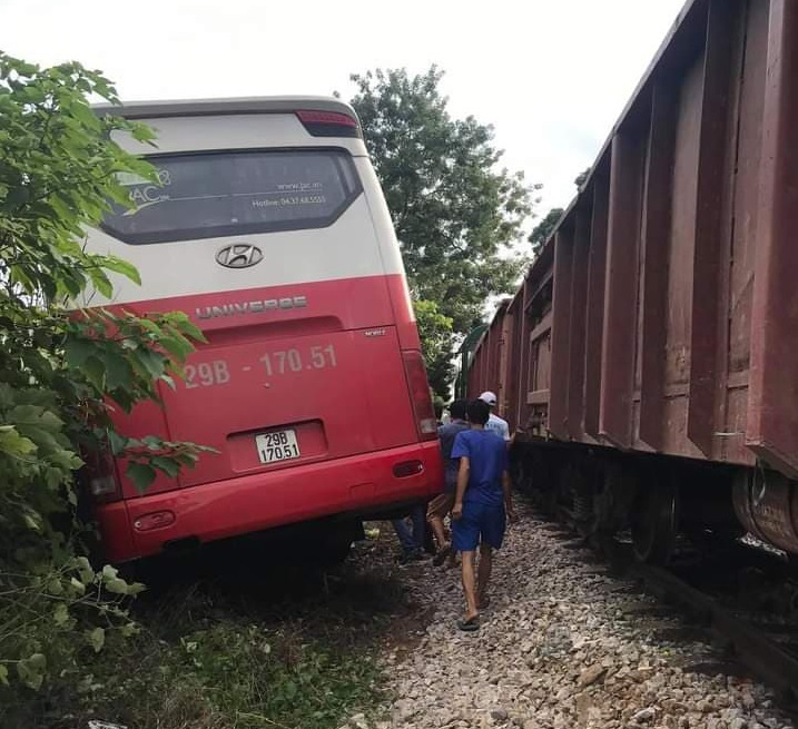 Tàu hỏa húc vào xe đưa đón học sinh, ít nhất 3 học sinh bị thương
 - Ảnh 2.