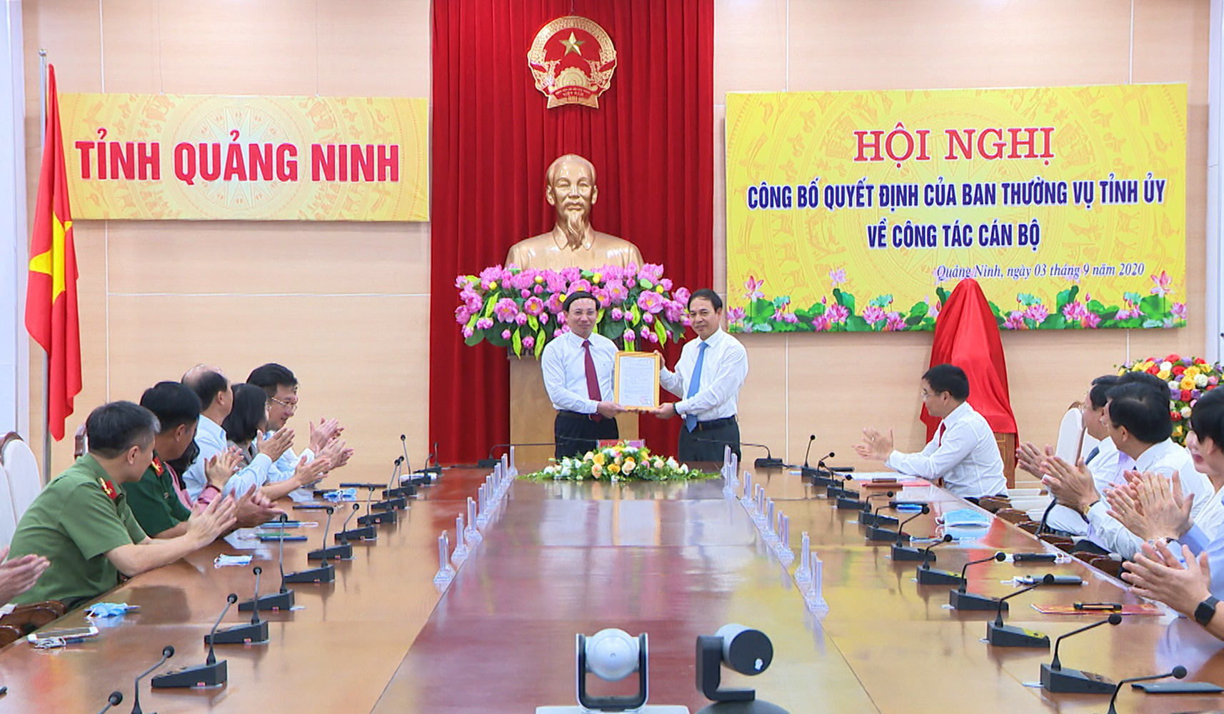 Quảng Ninh: 2 lãnh đạo nhận quyết định nghỉ hưu theo chế độ - Ảnh 2.