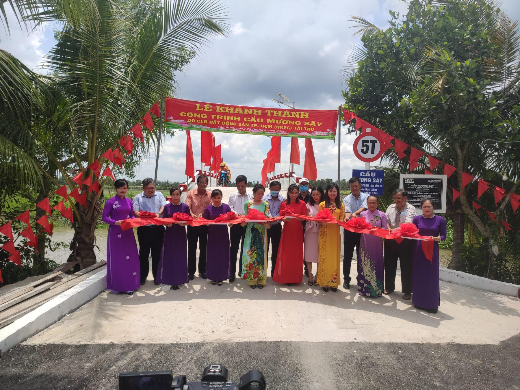 CLB Bất động sản TP.HCM giúp giao thông nông thôn Đồng Tháp - Ảnh 1.