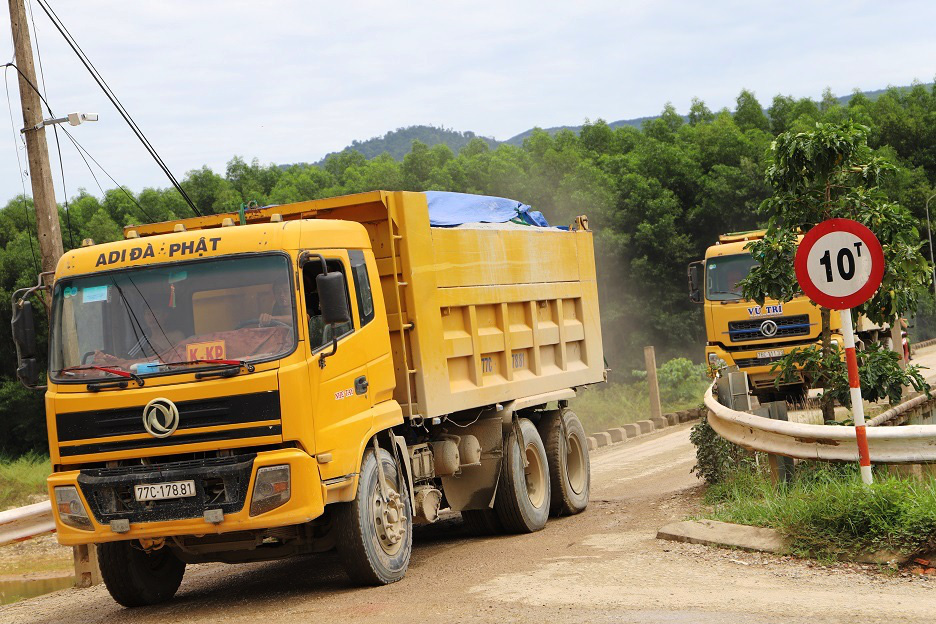 Bình Định: Đoàn xe “siêu tải” cày xéo, 16km đường ở huyện miền núi “nát như tương” - Ảnh 1.