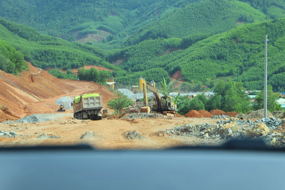 Bình Định: Đoàn xe “siêu tải” cày xéo, 16km đường ở huyện miền núi “nát như tương” - Ảnh 11.