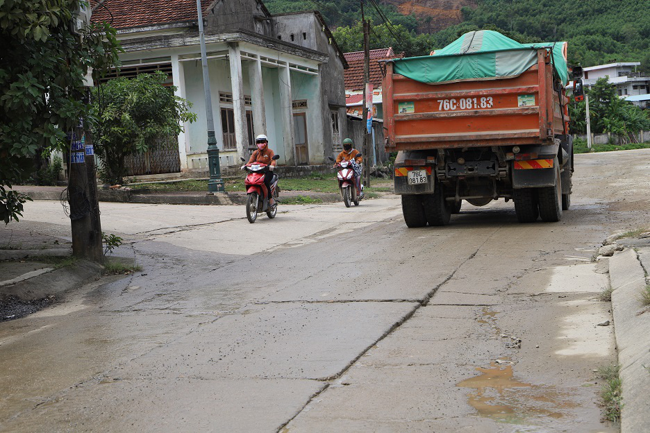 Bình Định: Đoàn xe “siêu tải” cày xéo, 16km đường ở huyện miền núi “nát như tương” - Ảnh 12.