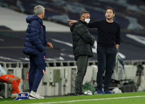 Vì sao Mourinho và Lampard cãi nhau tay đôi ngoài đường biên? - Ảnh 2.