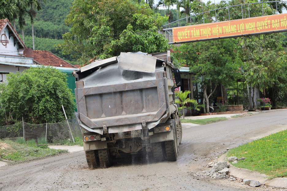 Bình Định: Đoàn xe “siêu tải” cày xéo, 16km đường ở huyện miền núi “nát như tương” - Ảnh 2.