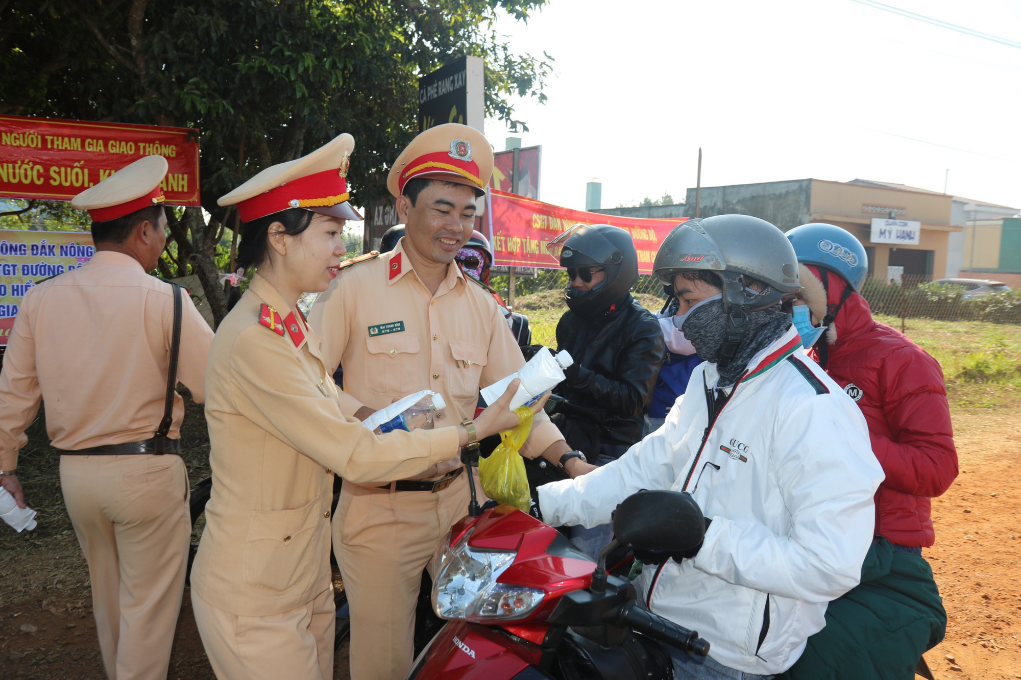 Cảnh sát giao thông Đắk Nông &quot;Vì bình yên, hạnh phúc trên những tuyến đường&quot; - Ảnh 4.