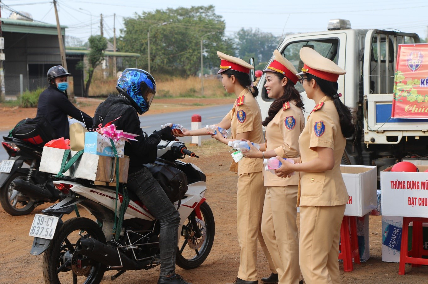 Cảnh sát giao thông Đắk Nông &quot;Vì bình yên, hạnh phúc trên những tuyến đường&quot; - Ảnh 5.