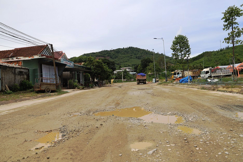 Bình Định: Đoàn xe “siêu tải” cày xéo, 16km đường ở huyện miền núi “nát như tương” - Ảnh 5.