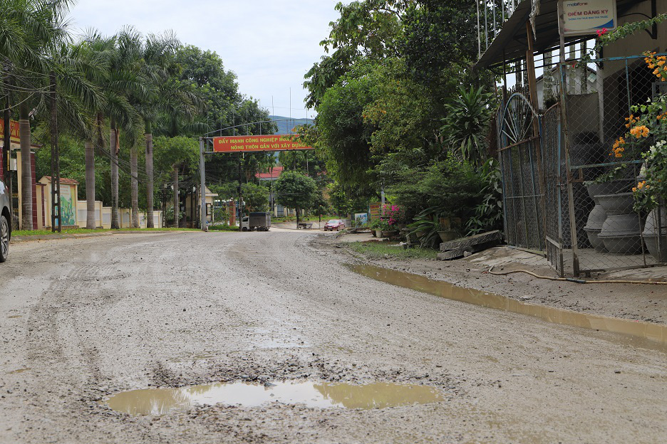 Bình Định: Đoàn xe “siêu tải” cày xéo, 16km đường ở huyện miền núi “nát như tương” - Ảnh 6.