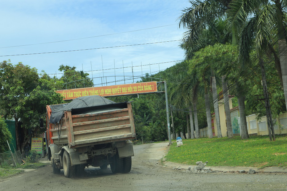 Bình Định: Đoàn xe “siêu tải” cày xéo, 16km đường ở huyện miền núi “nát như tương” - Ảnh 8.