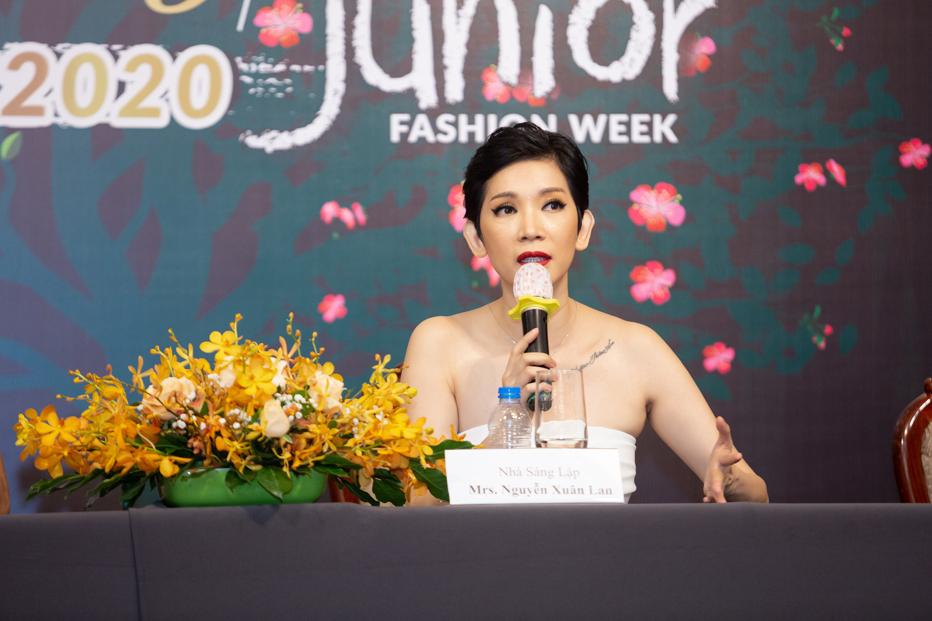 Hoàng Hải, Hà Linh Thư mở màn show diễn thời trang Vietnam Runway Fashion Week  - Ảnh 2.