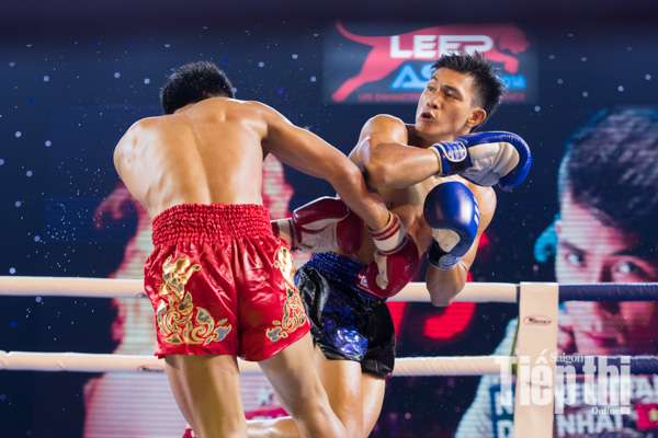 Võ sĩ Thái Lan dọa knock-out Nguyễn Trần Duy Nhất và cái kết... &quot;văng&quot; khỏi sàn - Ảnh 1.