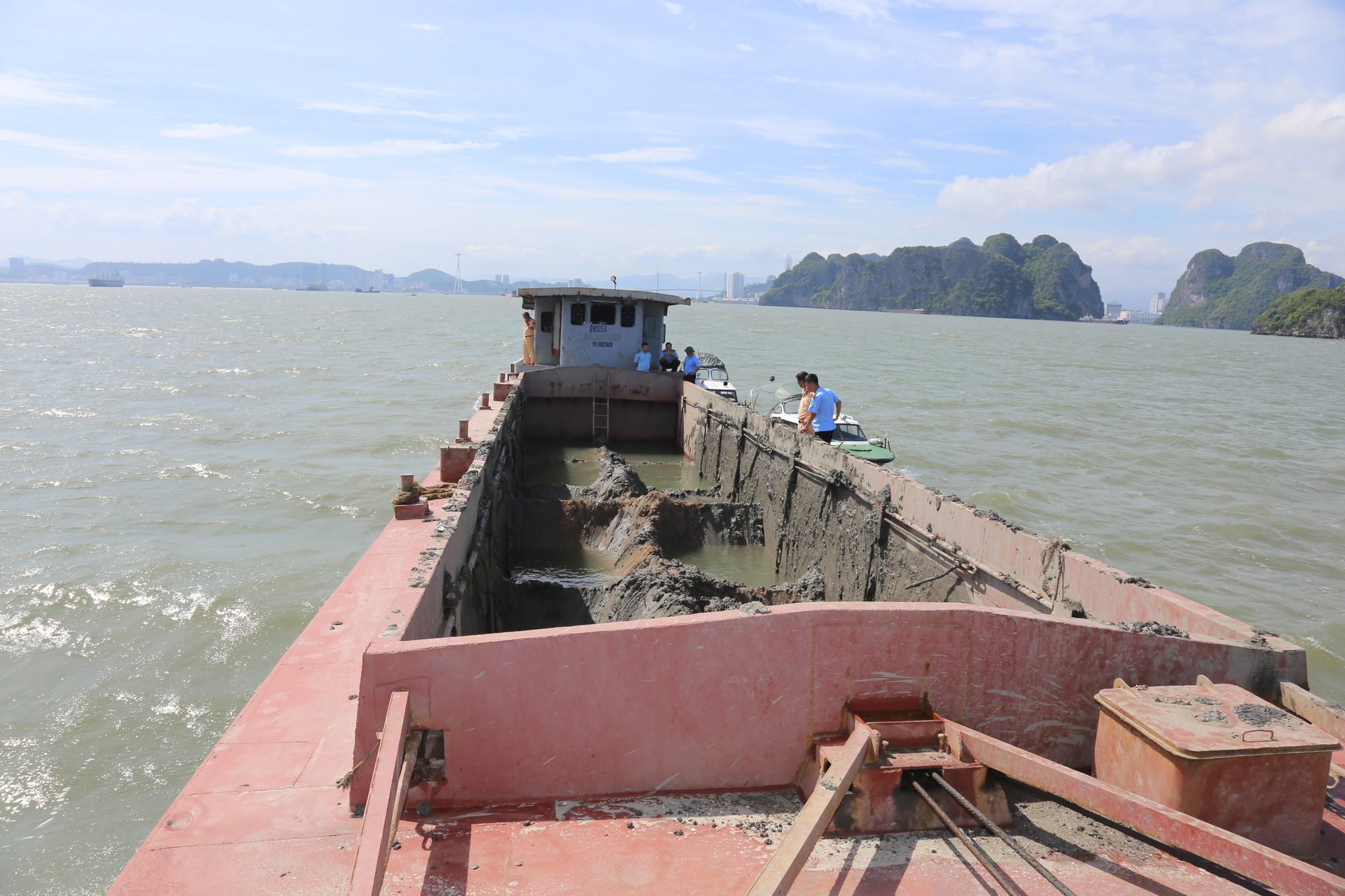 Quảng Ninh: Phạt 300 triệu đồng về hành vi xả thải trái phép xuống vùng lõi vịnh Hạ Long - Ảnh 3.