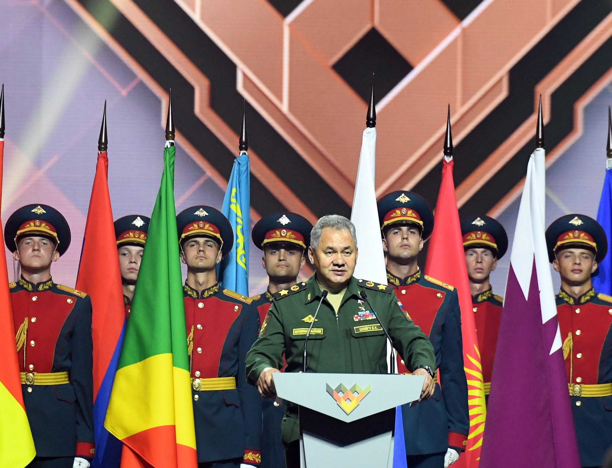 Những hình ảnh ấn tượng, pháo hoa rực rỡ tại lễ bế mạc Army Games 2020 - Ảnh 1.