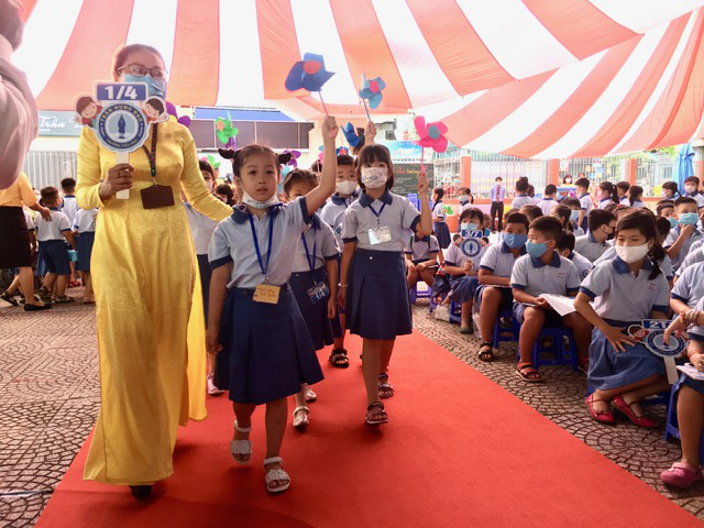Phó Thủ tướng Trương Hòa Bình dự khai giảng và tặng mũ bảo hiểm cho học sinh lớp 1 - Ảnh 2.