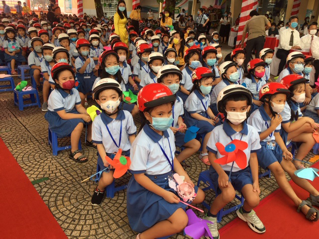 Phó Thủ tướng Trương Hòa Bình dự khai giảng và tặng mũ bảo hiểm cho học sinh lớp 1 - Ảnh 8.