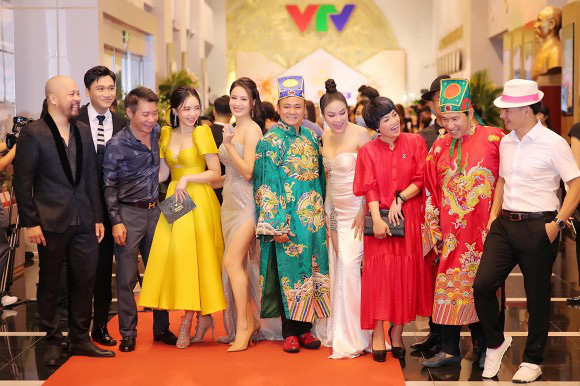 Công Lý tự minh oan về khoảnh khắc soi vòng 1 Quỳnh Kool tại VTV Awards 2020, phản ứng của bạn gái mới bất ngờ - Ảnh 1.