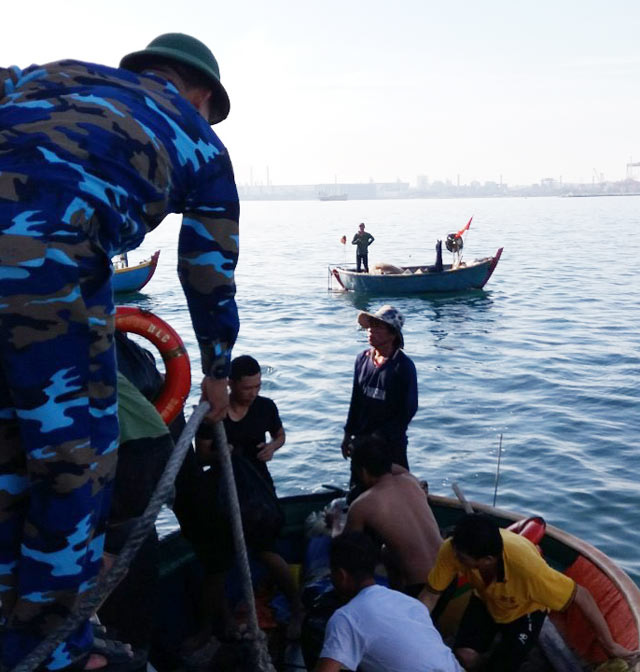 Quảng Ngãi: Cháy, nổ tàu chở dầu tại cảng KKT Dung Quất, 1 người mất tích  - Ảnh 2.