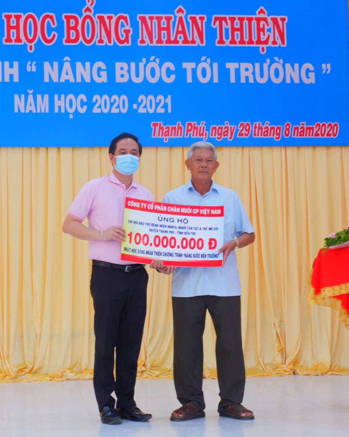 Trao 600 triệu đồng học bổng nhân thiện cho HSSV tại Bến Tre - Ảnh 1.