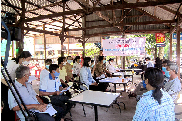 Mè hôi là loài cá đặc sản gì mà tỉnh An Giang đang đang nuôi trình diễn trong ao đất để nông dân đến xem? - Ảnh 3.