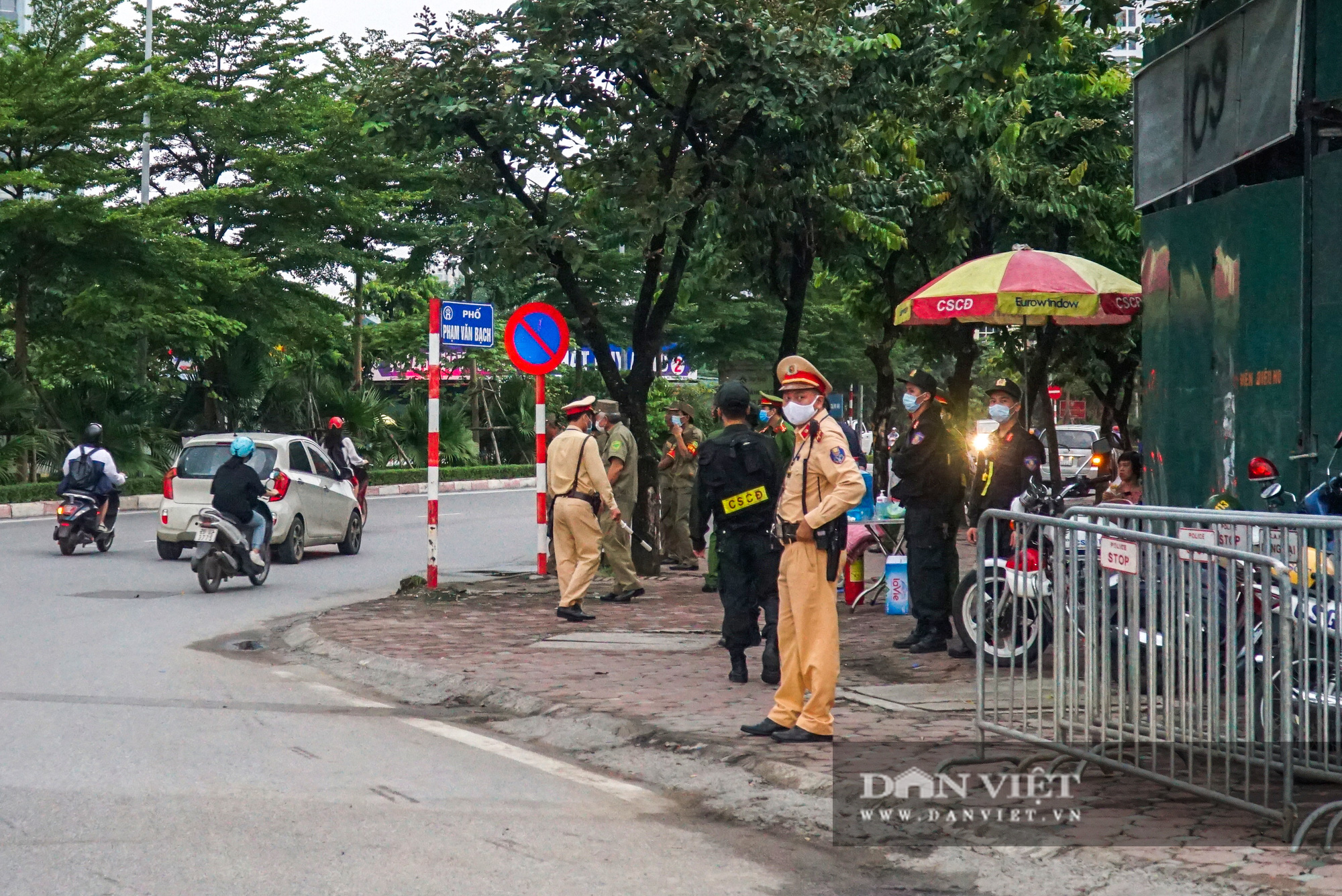 An ninh thắt chặt xung quanh khu vực xét xử các bị cáo trong vụ Đồng Tâm - Ảnh 2.