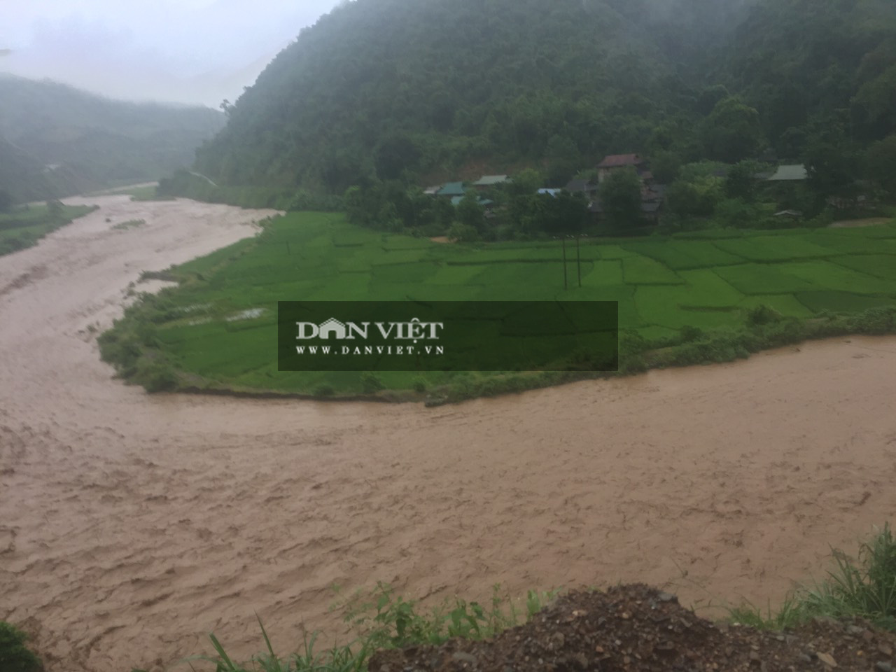 Sơn La: Mưa lớn gây lũ quét, ngập lụt ở QL 6 huyện Mai Sơn - Ảnh 2.