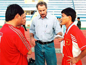 HLV Alfred Riedl: Người thầy đáng kính của &quot;Thế hệ vàng&quot; bóng đá Việt Nam - Ảnh 2.