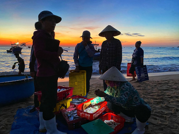 Quảng Bình: Mặt trời chưa mọc tha hồ chọn tôm, cá tươi roi rói, nhảy tanh tách ở chợ &quot;làng không ngủ&quot; - Ảnh 2.