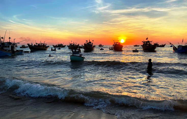 Quảng Bình: Mặt trời chưa mọc tha hồ chọn tôm, cá tươi roi rói, nhảy tanh tách ở chợ &quot;làng không ngủ&quot; - Ảnh 4.