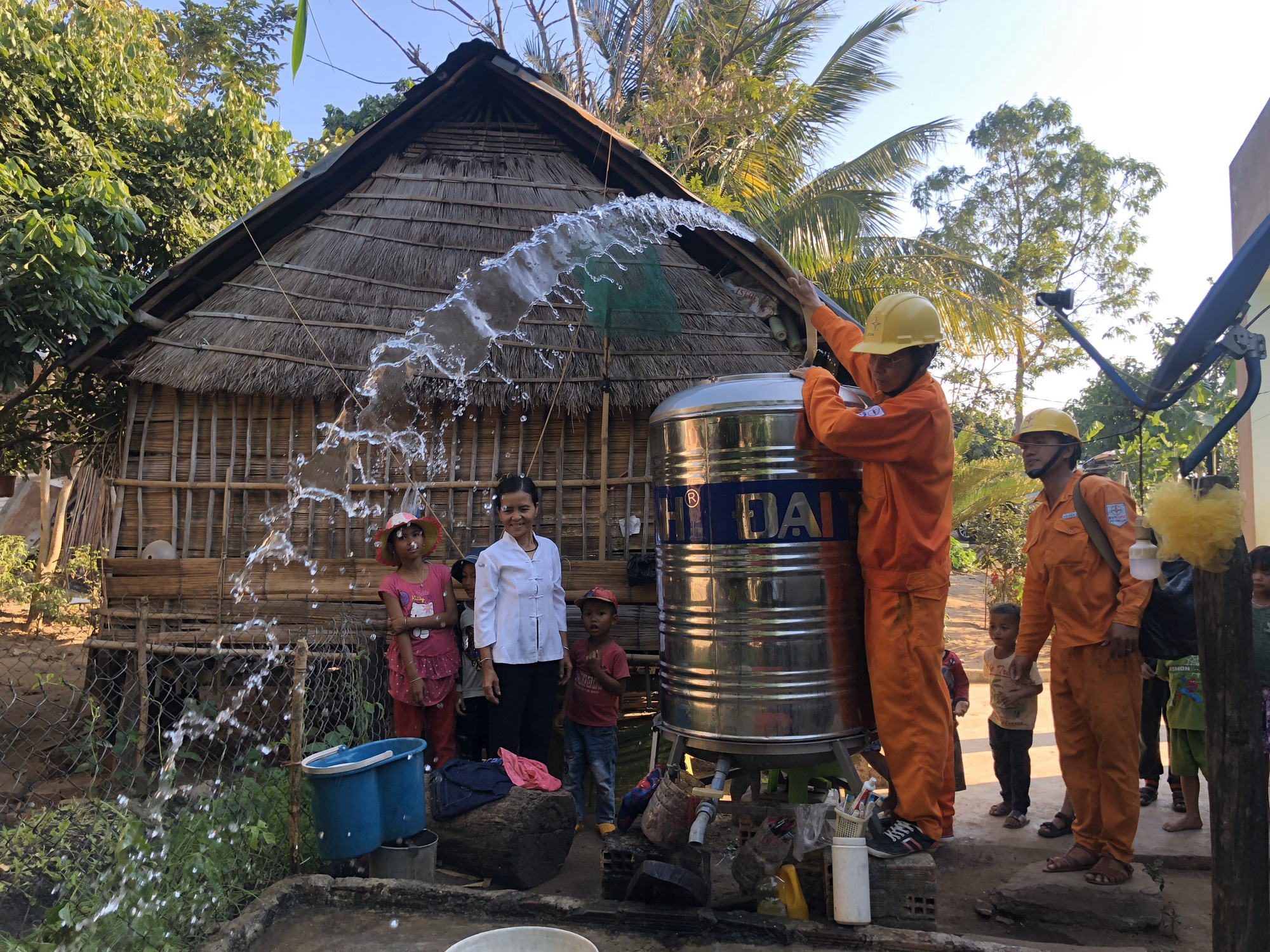 Điện lực Phú Thiện – PC Gia Lai: Nỗ lực chỉnh trang lưới điện, xử lý mất an toàn đường dây sau công tơ - Ảnh 4.