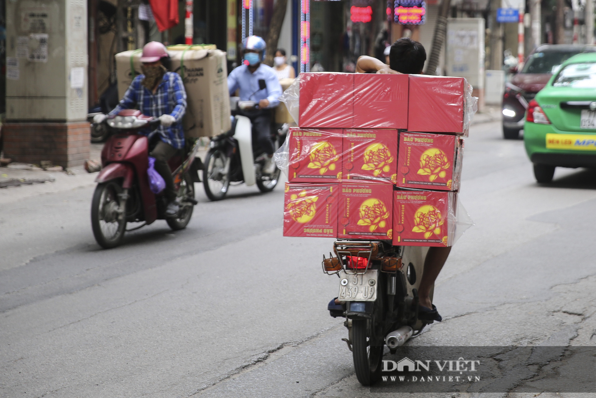 Bánh trung thu truyền thống phố Thụy Khuê vắng vẻ chưa từng thấy - Ảnh 8.