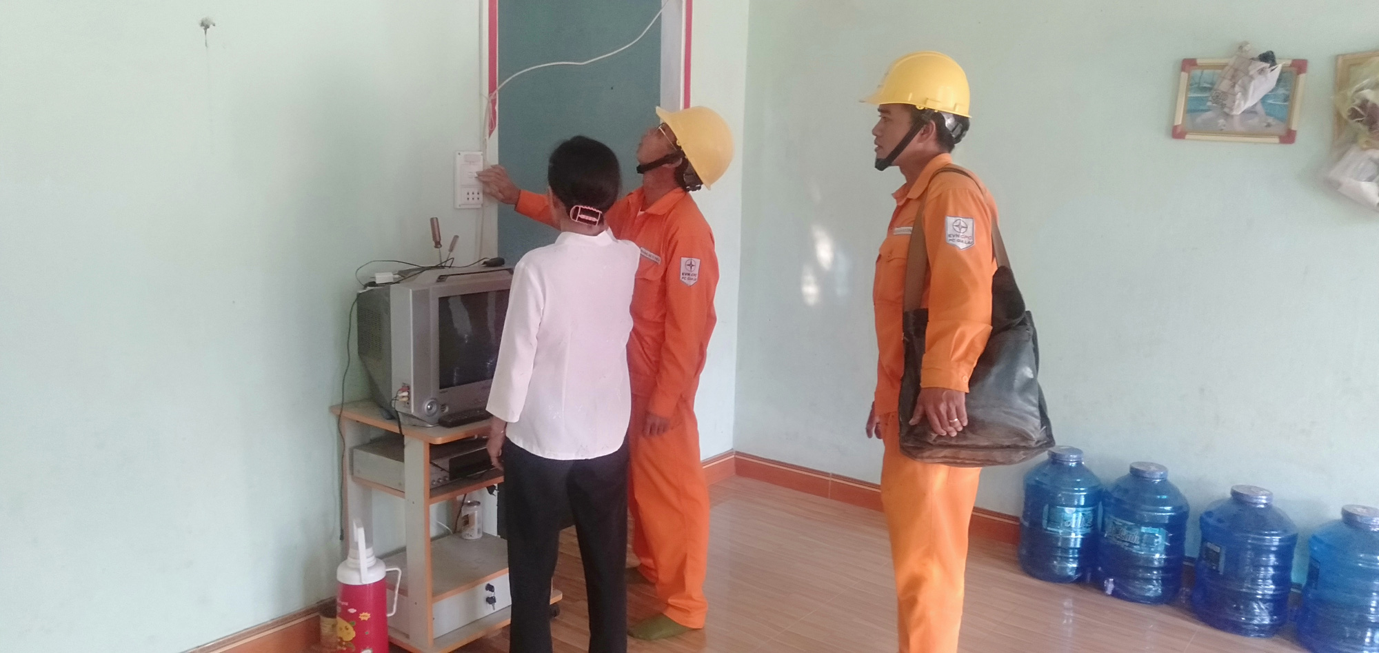 Điện lực Phú Thiện – PC Gia Lai: Nỗ lực chỉnh trang lưới điện, xử lý mất an toàn đường dây sau công tơ - Ảnh 3.