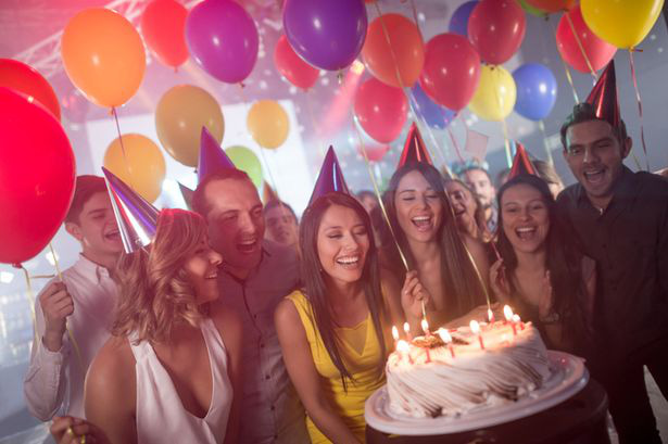 Các nhà khoa học phát hiện hát Happy Birthday có thể làm lây nhiễm Covid-19 - Ảnh 1.