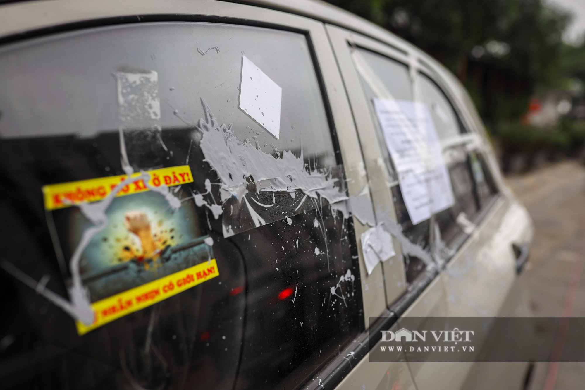 Hà Nội: Hàng loạt ô tô bất ngờ bị dán kín giấy, phủ đầy keo sau 1 đêm - Ảnh 5.