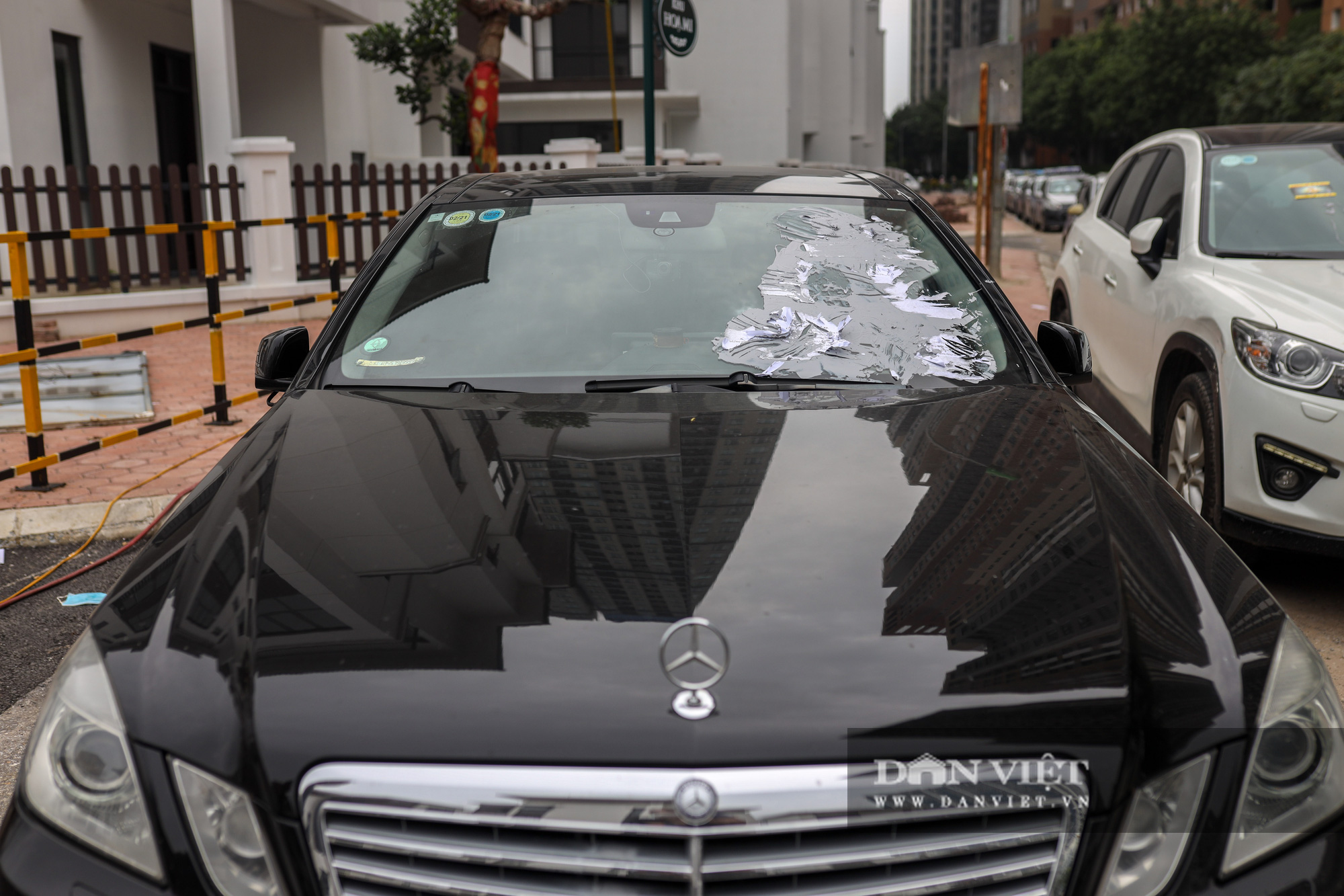 Hà Nội: Hàng loạt ô tô bất ngờ bị dán kín giấy, phủ đầy keo sau 1 đêm - Ảnh 7.