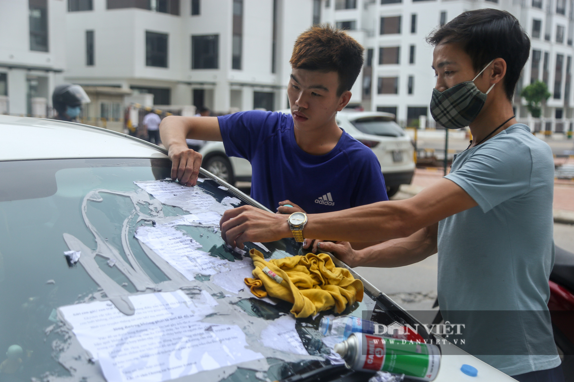 Hà Nội: Hàng loạt ô tô bất ngờ bị dán kín giấy, phủ đầy keo sau 1 đêm - Ảnh 11.