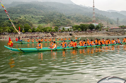 Điện Biên: Đặc sắc lễ hội đua thuyền đuôi én thị xã Mường Lay lần thứ VII - Ảnh 5.