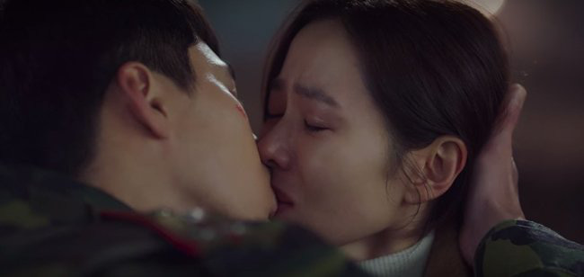 Cảnh Hyun Bin - Son Ye Jin hôn nhau đắm đuối bất ngờ bị &quot;đào lại&quot; sau khi công khai đang hẹn hò - Ảnh 5.