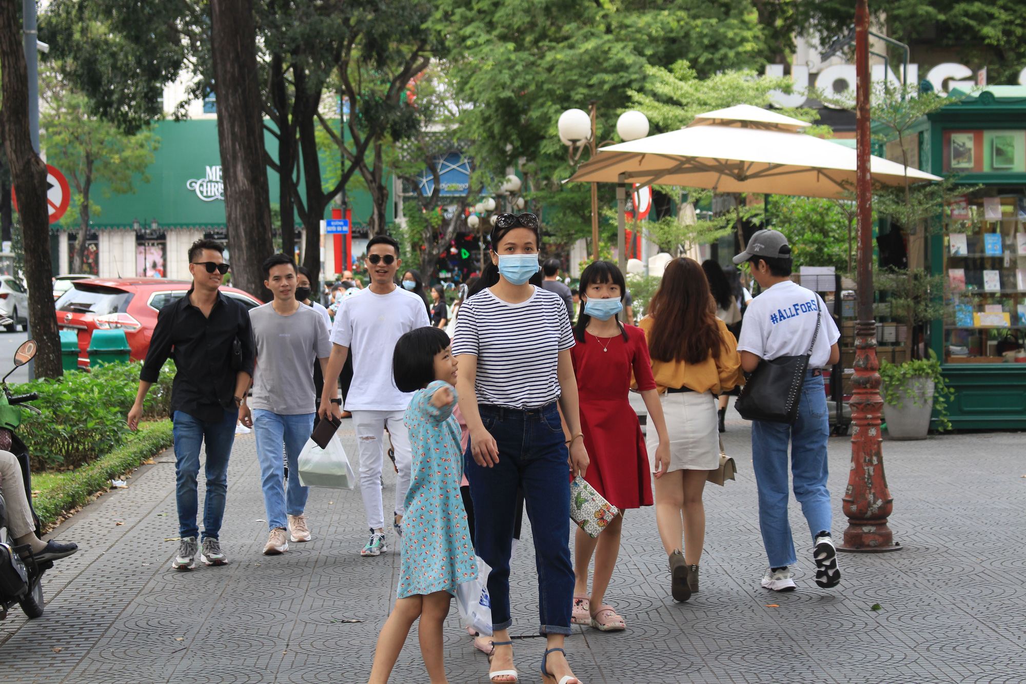 Sài Gòn mát mẻ hiếm thấy ngày đầu năm, người dân đổ xô ra đường đi chơi - Ảnh 1.