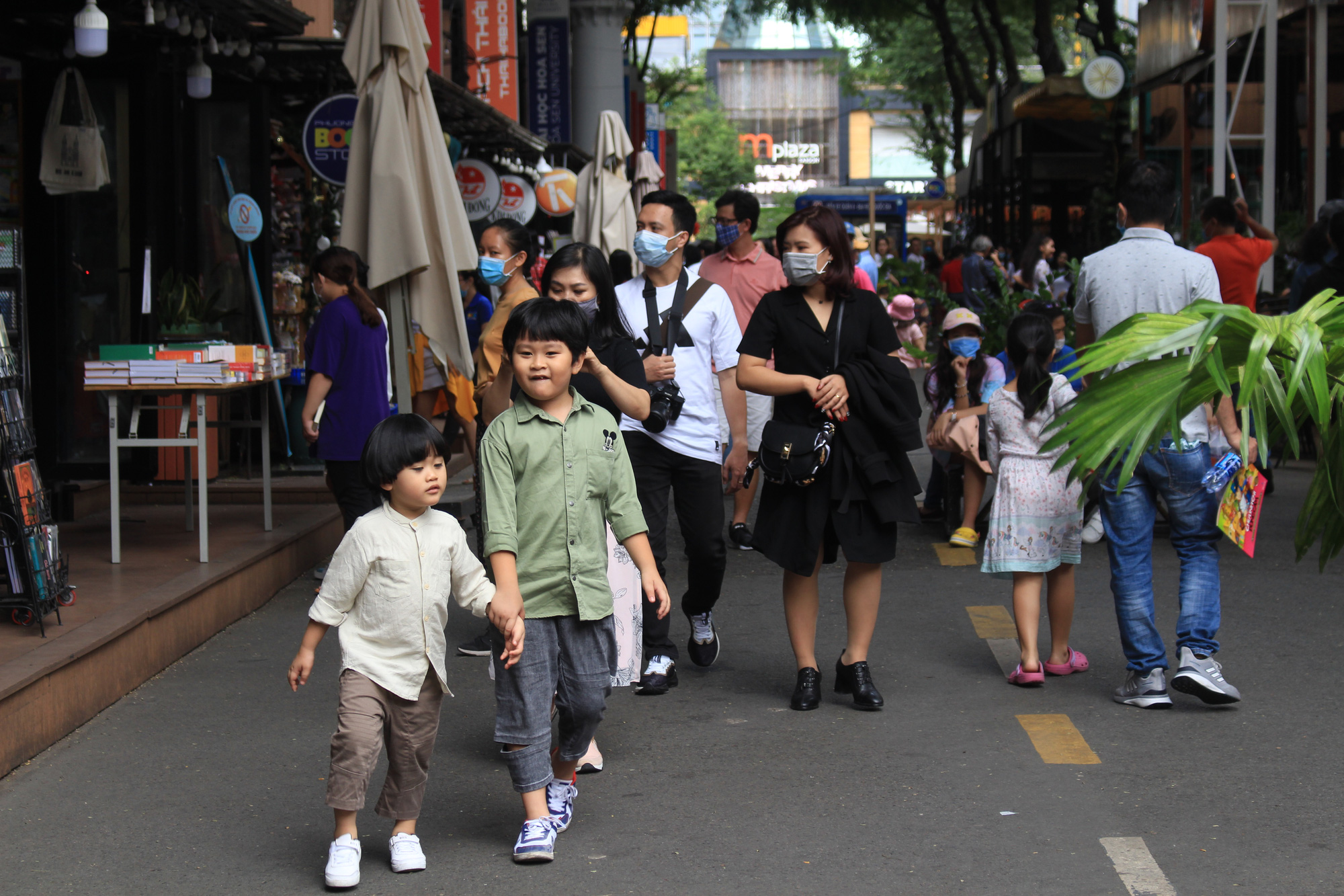 Sài Gòn mát mẻ hiếm thấy ngày đầu năm, người dân đổ xô ra đường đi chơi - Ảnh 9.
