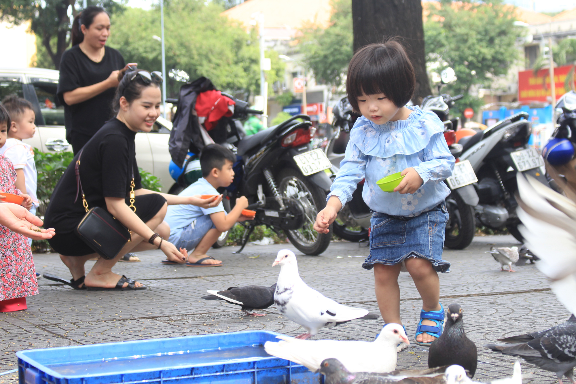 Sài Gòn mát mẻ hiếm thấy ngày đầu năm, người dân đổ xô ra đường đi chơi - Ảnh 12.