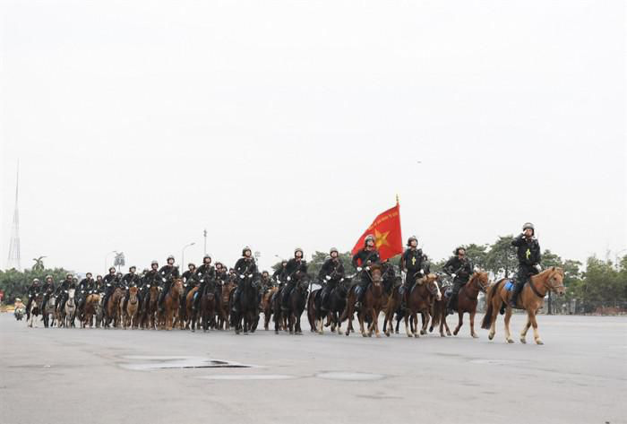 Dàn xe đặc chủng cùng 6.000 công an, quân đội xuất quân bảo vệ Đại hội Đảng - Ảnh 7.