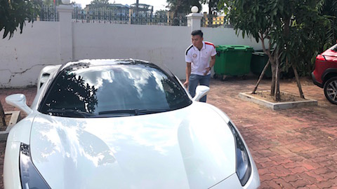 Thủ môn Bùi Tiến Dũng khoe siêu xe Ferrari trị giá 15 tỷ đồng - Ảnh 1.