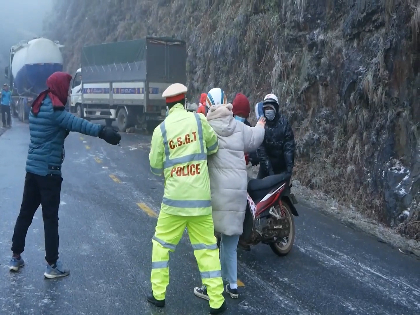 Băng tuyết nguy hiểm khiến hàng loạt phương tiện trượt bánh trên đường lên Sa Pa, Ô Qúy Hồ - Ảnh 4.