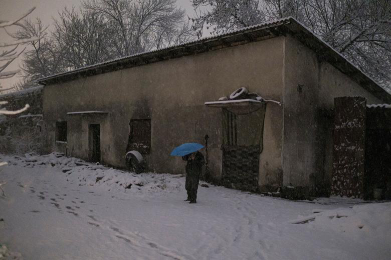 Hàng trăm người di cư không nơi nương tựa trong mùa đông Bosnia lạnh giá - Ảnh 6.