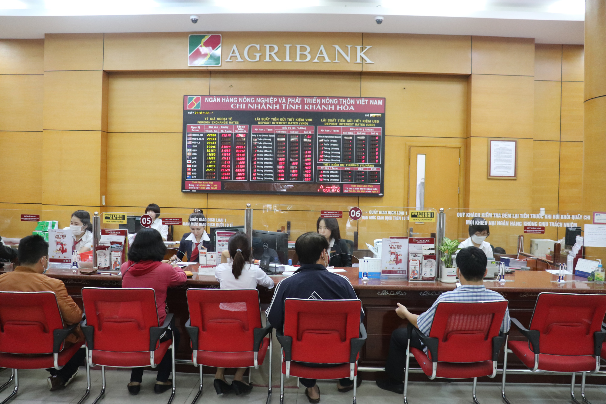 Agribank Khánh Hòa đồng hành cùng khách hàng trong một năm đầy khó khăn do ảnh hưởng của dịch Covid-19  - Ảnh 1.