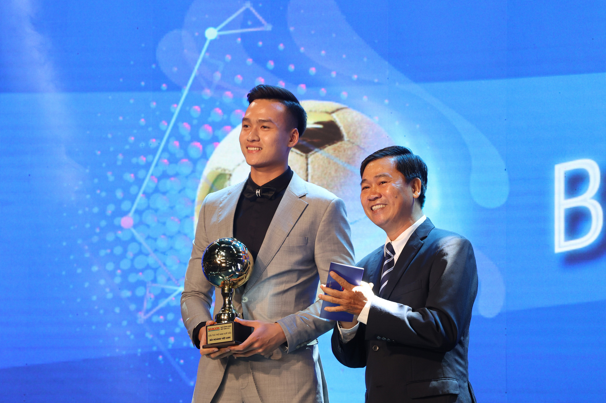 Cầu thủ trẻ Bùi Hoàng Việt Anh được vinh danh - Ảnh 2.