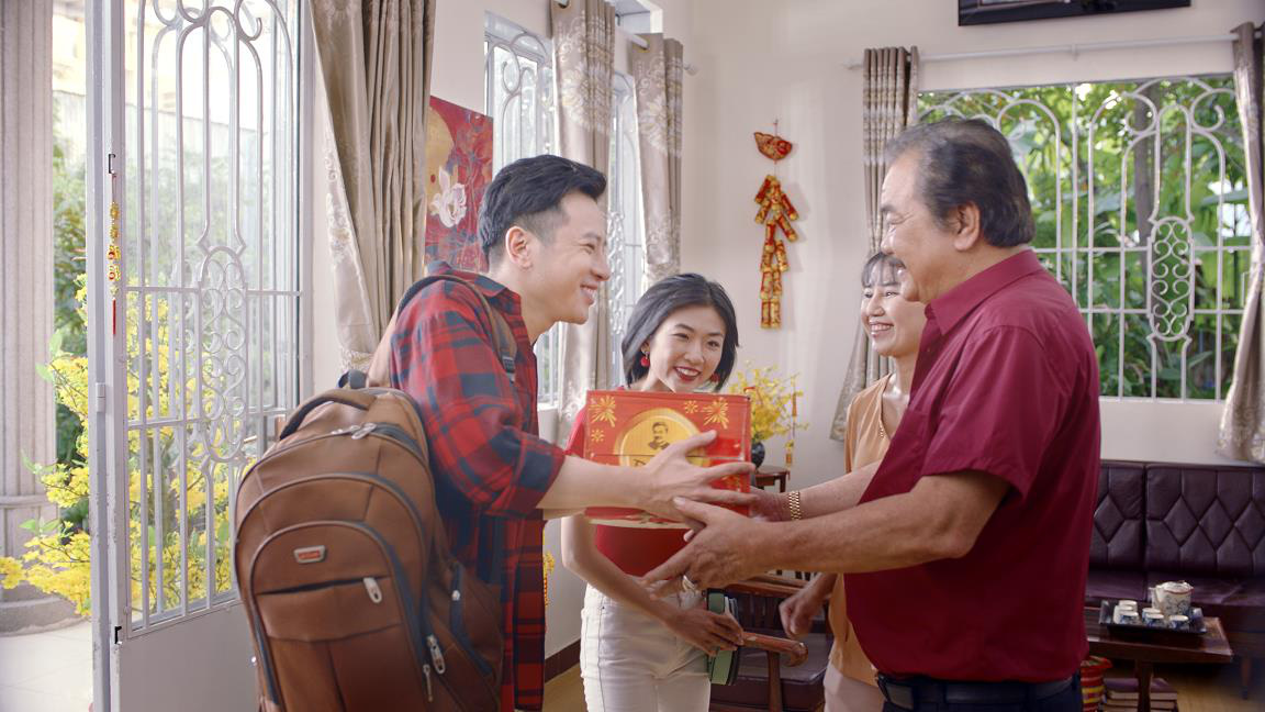 Trà Dr Thanh gây xúc động với món quà sức khỏe tri ân cha mẹ trong MV Tết - Ảnh 3.