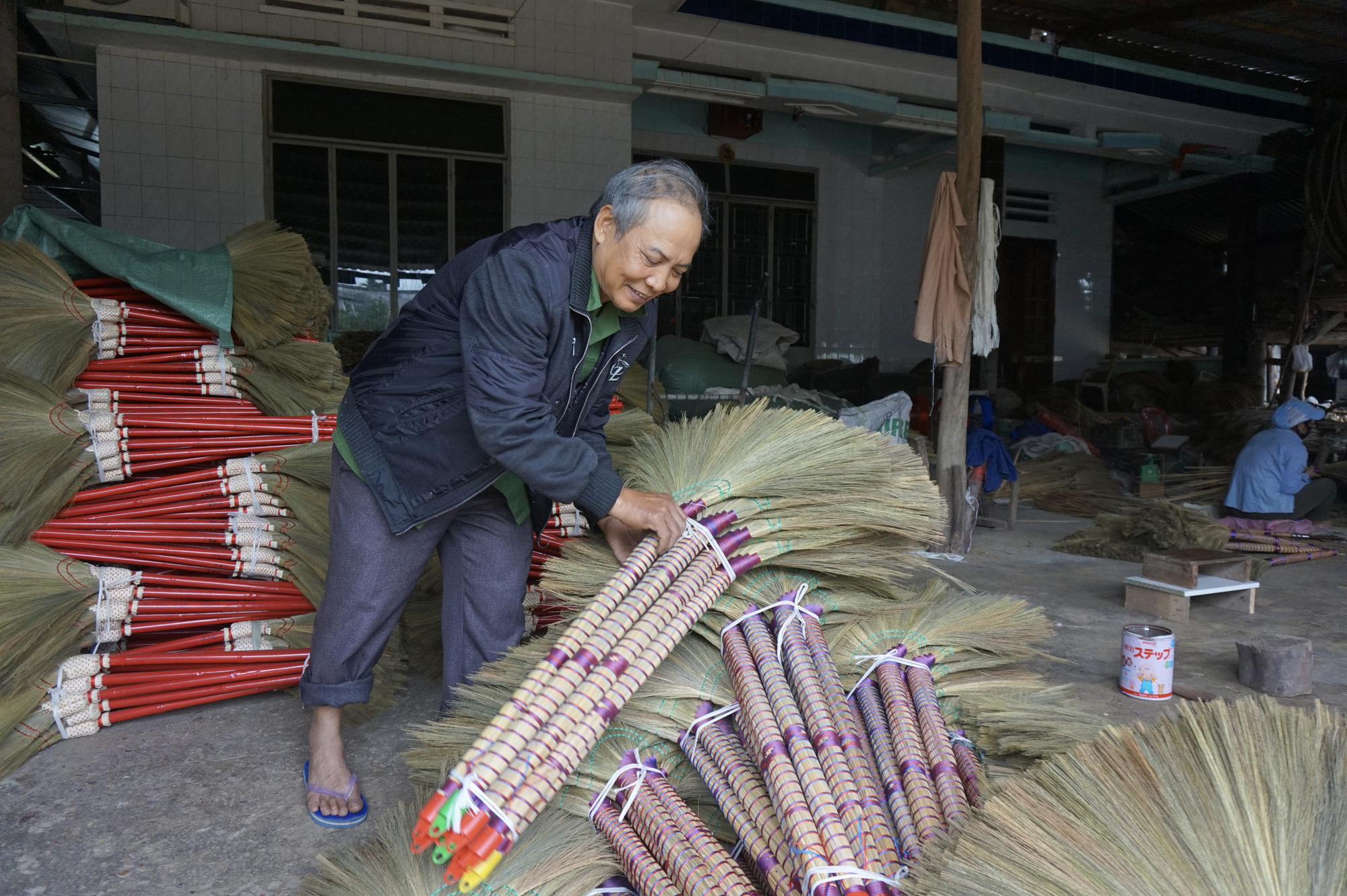 Làng chổi đót lớn nhất tỉnh Quảng Nam “chạy đua” với Tết - Ảnh 2.