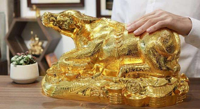 Tết 2021: Đại gia ráo riết &quot;săn&quot; bằng được trâu mạ vàng 24K độc, lạ và cực sang - Ảnh 6.